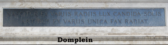 833261 Afbeelding van een gevelsteen met een Latijnse tekst in de voorgevel van het Academiegebouw (Domplein 29) te ...